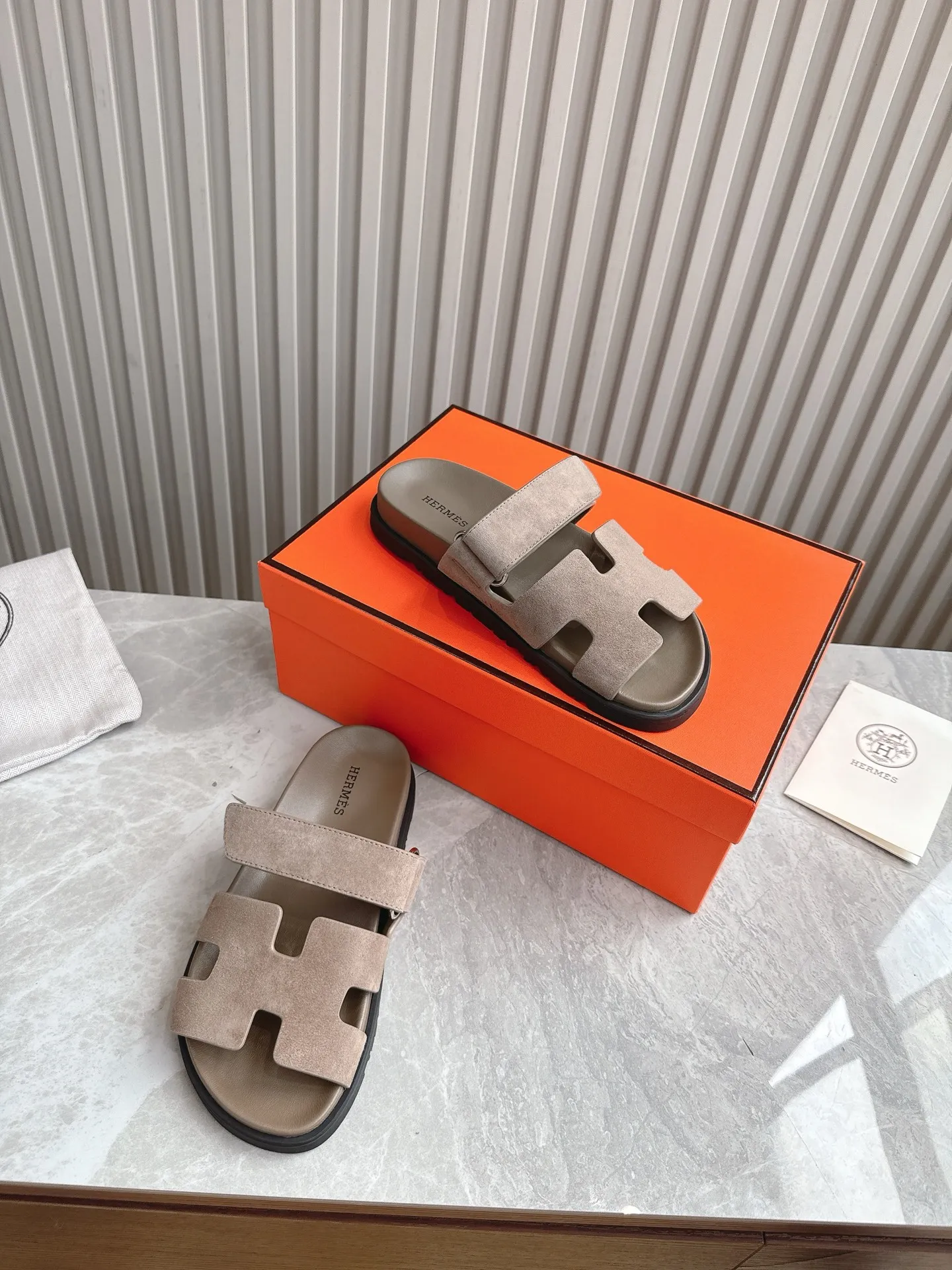 p480🐮🐮Couple model (top version) H family 2024 spring and summer new style HERMES Hermes' recently popular couple model pig nose angle sandals and slippers, paired with various colorful socks, popular. Upper: imported original deerskin (the genuine leather edging is not ordinary super migration). Lining: imported genuine leather. Outsole: Tpu non-slip and wear-resistant outsole. Size: Female 35-42 (40/42 non-returnable and non-exchangeable) Male size: 39-45 (45 non-refundable and non-exchangeable)